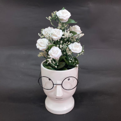 פרחי סבון בכלי קרמיקה עם משקפיים